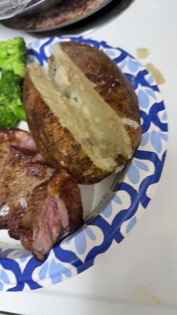 Made some medium rare steak with baked potato and broccoli!!! Sooooo good. fYI has to be medium rare! 🤤🤤🤤