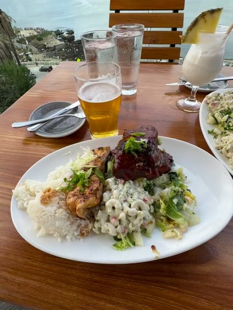 Dukes La Jolla ! 🤙
Lunch with a view 

Mango pork ribs with bbq chicken skewer ! 
Sides : jasmine rice with macaroni salad 🤤

10/10!!!